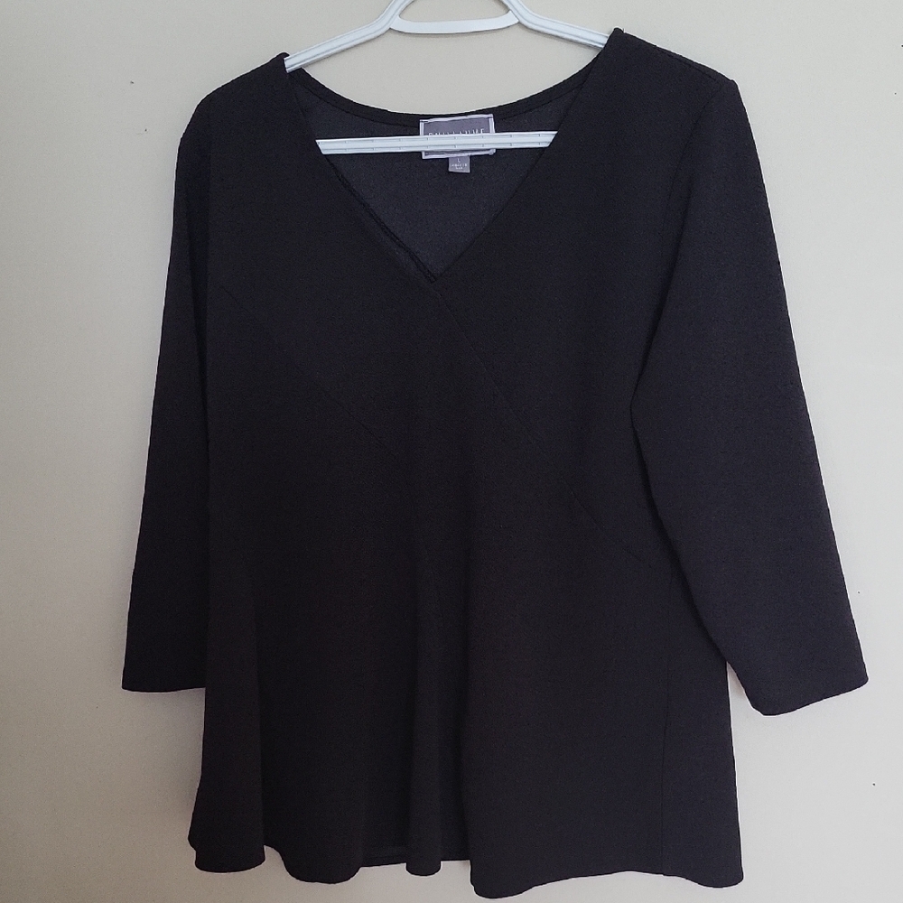 Elegant Black V-Neck Top by Guillaume – Classic, Stylish & Versatile Wardrobe Es